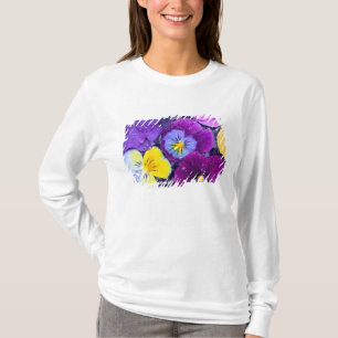 Viola bloemen drijvend in vogelbad met dauw t-shirt