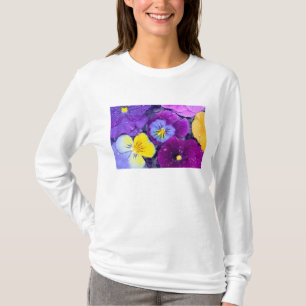 Viola bloemen drijvend in vogelbad met dauw t-shirt