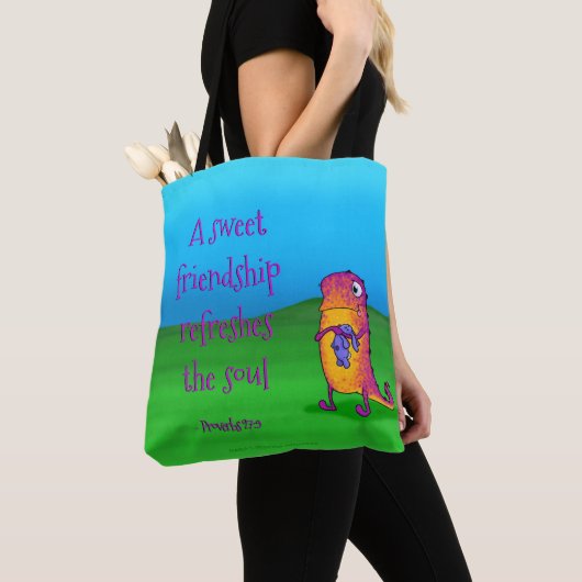 Viola the Monster, met tas (Dichtbij)