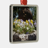 Violas In Een Stenen Bak. Metalen Ornament (Rechts)