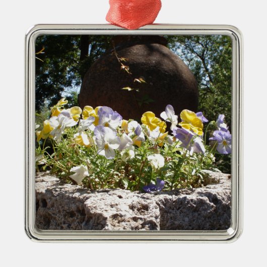 Violas In Een Stenen Bak. Metalen Ornament (Voorkant)