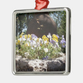 Violas In Een Stenen Bak. Metalen Ornament (Links)