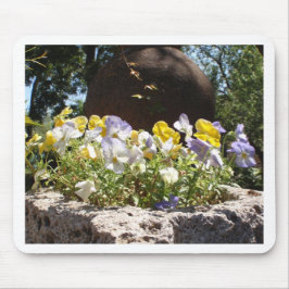 Violas In Een Stenen Bak. Muismat