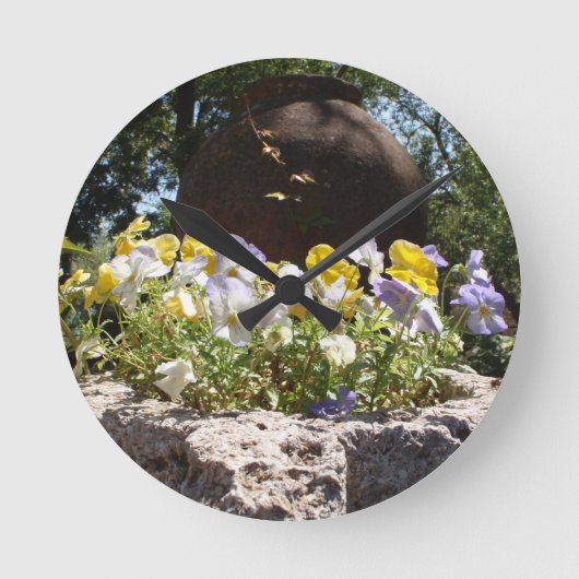 Violas In Een Stenen Bak. Ronde Klok (Voorkant)