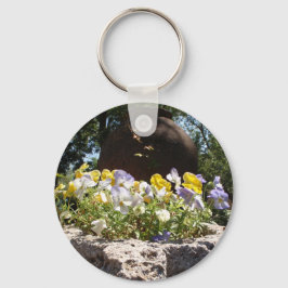 Violas In Een Stenen Bak. Sleutelhanger