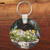 Violas In Een Stenen Bak. Sleutelhanger (Voorkant)
