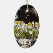 Violas in een stenen trog. keramisch ornament (Rechts)