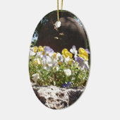 Violas in een stenen trog. keramisch ornament (Links)