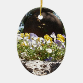 Violas in een stenen trog. keramisch ornament
