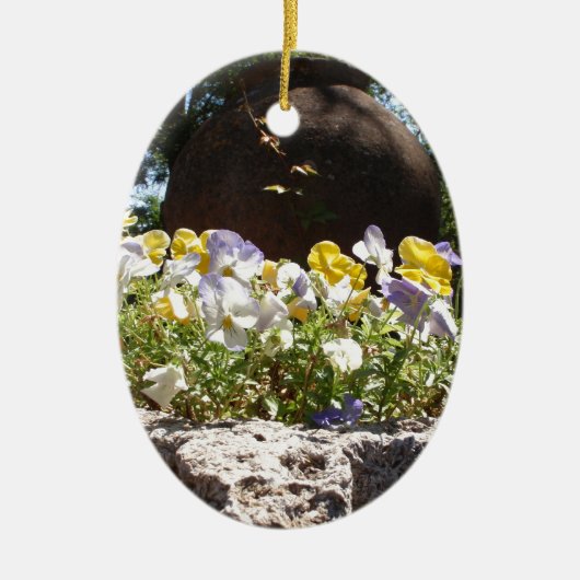 Violas in een stenen trog. keramisch ornament (Voorkant)