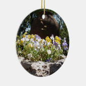 Violas in een stenen trog. keramisch ornament (Rechts)