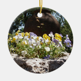 Violas in een stenen trog. keramisch ornament