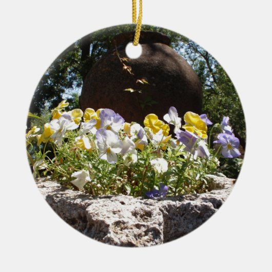 Violas in een stenen trog. keramisch ornament (Voorkant)