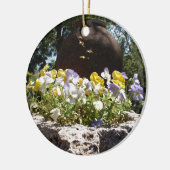 Violas in een stenen trog. keramisch ornament (Links)