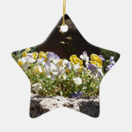 Violas in een stenen trog. keramisch ornament