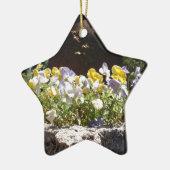 Violas in een stenen trog. keramisch ornament (Links)