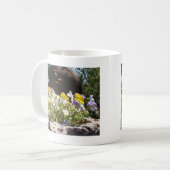 Violas in een stenen trog. koffiemok (Voorkant links)