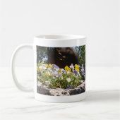 Violas in een stenen trog. koffiemok (Links)