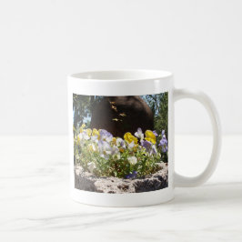 Violas in een stenen trog. koffiemok