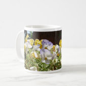 Violas in een stenen trog. koffiemok (Voorkant links)