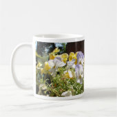 Violas in een stenen trog. koffiemok (Links)