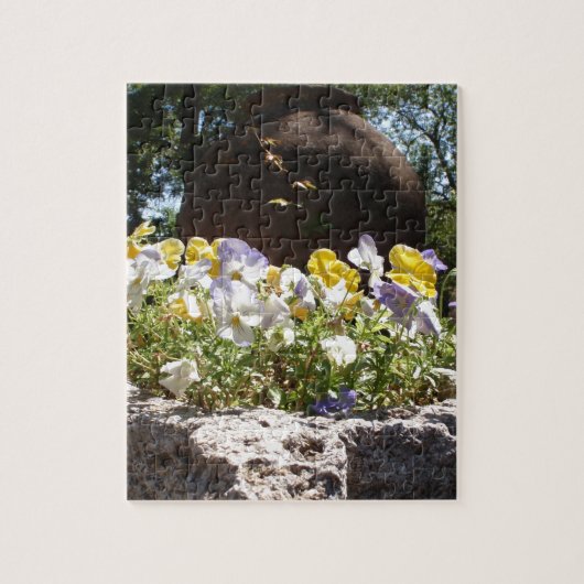 Violas in een stenen trog. legpuzzel (Verticaal)