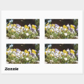 Violas in een stenen trog. rechthoekige sticker (Vel)