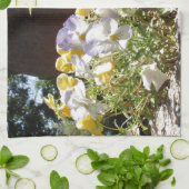 Violas in een stenen trog. theedoek (Gevouwen)