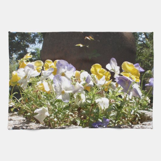 Violas in een stenen trog. theedoek (Horizontaal)