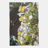 Violas in een stenen trog. theedoek (Verticaal)
