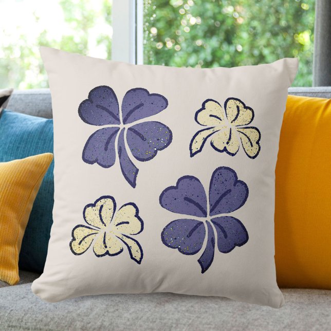 Violet Beige Clover Shamrock Drawing St. Patrick's Kussen (Creator heeft geüpload)