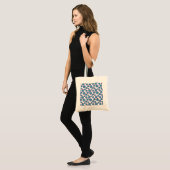 Violet blauw bloemen patroon tote bag (Voorkant (model))