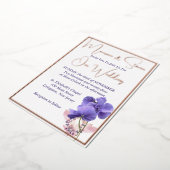 Violet Bloemen Elegante witte bruiloft Folie Uitnodiging (Gedraaid)