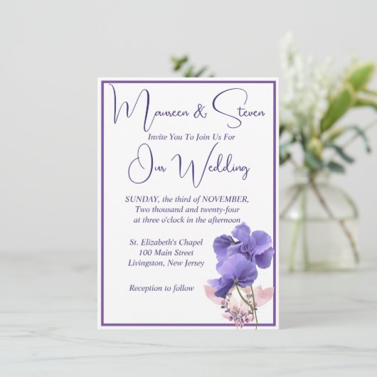 Violet Bloemen Elegante witte bruiloft Kaart (Staand voorkant)