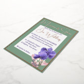 Violet Bloemen op Groene & Witte Bruiloft Folie Uitnodiging (Gedraaid)