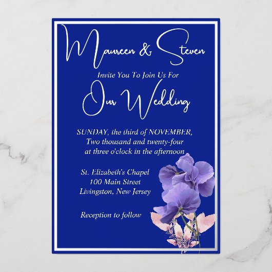 Violet Bloemen op Royal Blue Wedding Silver Folie Uitnodiging (Voorkant)