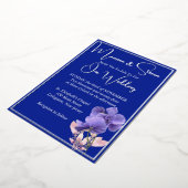 Violet Bloemen op Royal Blue Wedding Silver Folie Uitnodiging (Gedraaid)