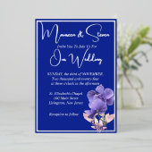 Violet Bloemen op Royal Blue Wedding Silver Folie Uitnodiging (Staand Voorkant)