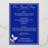 Violet Bloemen op Royal Blue Wedding Silver Folie Uitnodiging (Achterkant)