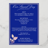 Violet bloemen op Royal Blue & White bruiloft Folie Uitnodiging (Achterkant)