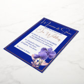 Violet bloemen op Royal Blue & White bruiloft Folie Uitnodiging (Gedraaid)