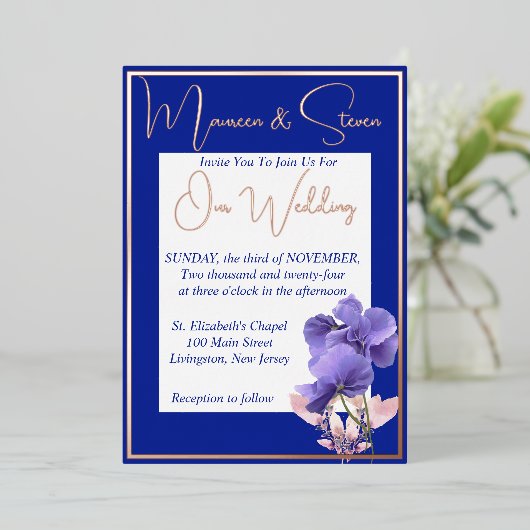 Violet bloemen op Royal Blue & White bruiloft Folie Uitnodiging (Staand Voorkant)
