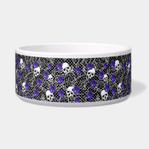 Violet bloemen, schedels en kant