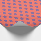 Violet- en levende koraalpolka-stippen cadeaupapier (Hoek)