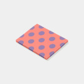 Violet- en levende koraalpolka-stippen post-it® notes (Schuin)