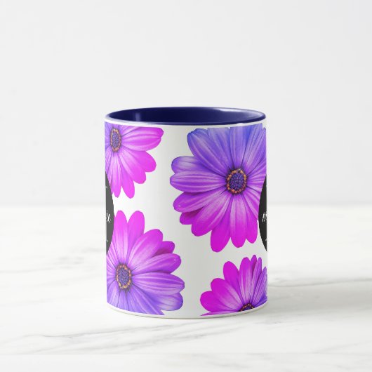 Violet Fuchsia Daisies voegen Jouw naam en Initiaa Mok (Midden)