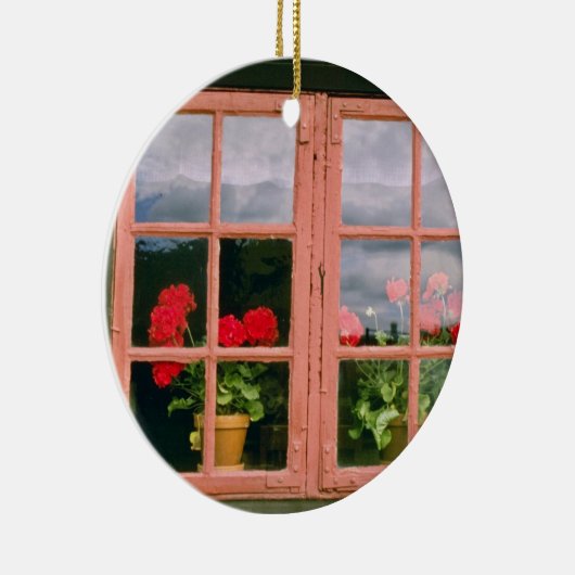 Violet Geraniums in het raam van een traditionele  Keramisch Ornament (Rechts)