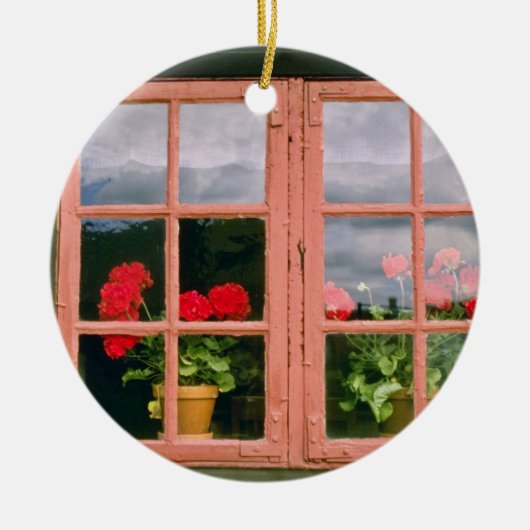 Violet Geraniums in het raam van een traditionele  Keramisch Ornament (Voorkant)