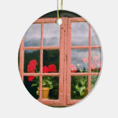 Violet Geraniums in het raam van een traditionele  Keramisch Ornament (Links)