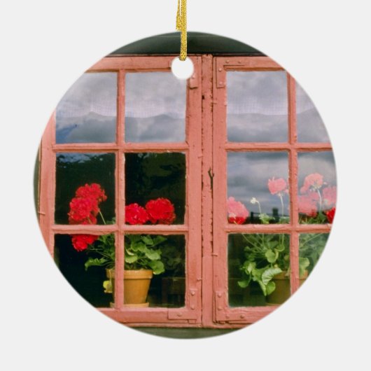 Violet Geraniums in het raam van een traditionele  Keramisch Ornament (Achterkant)